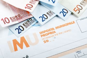 dichiarazione relativa all'imposta municipale propria e banconote sparse