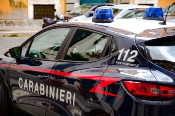 carabiniere che stringe la mano ad un anziano