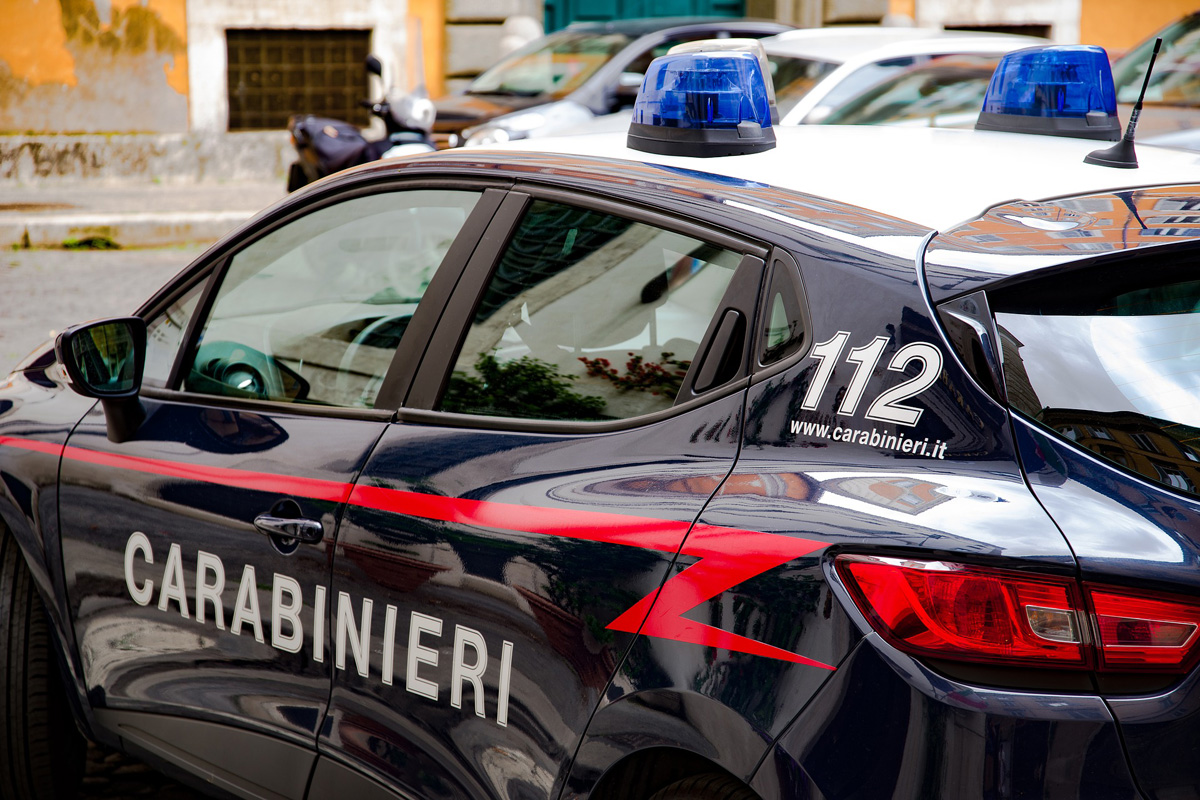 carabiniere che stringe la mano ad un anziano