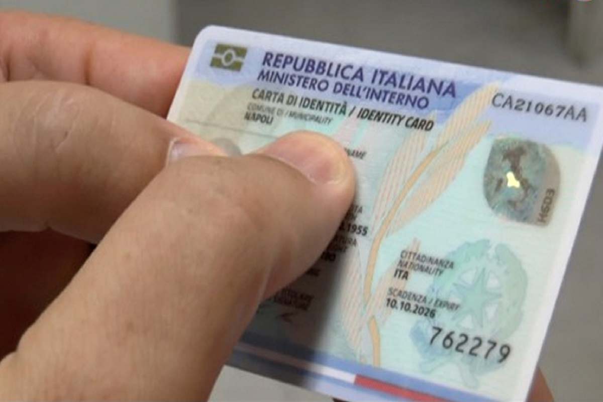 dita che tengono una carta identità elettronica