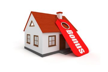 casa con cartello sul camino e scritta bonus