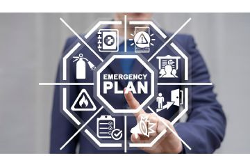 uomo che clicca con dito indice su display trasparente contenente simboli relativi a piani di emergenza