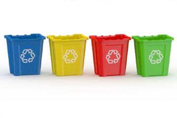 bidoni di vari colori per rifiuti
