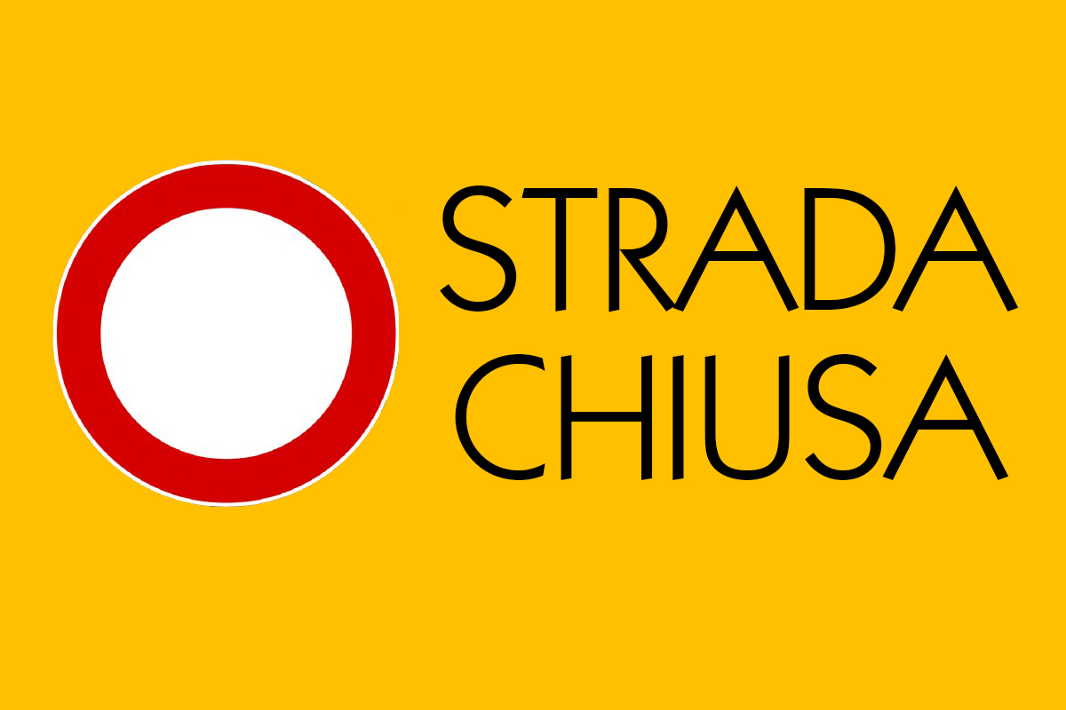 cartello divieto di accesso su sfondo giallo e dicitura strada chiusa